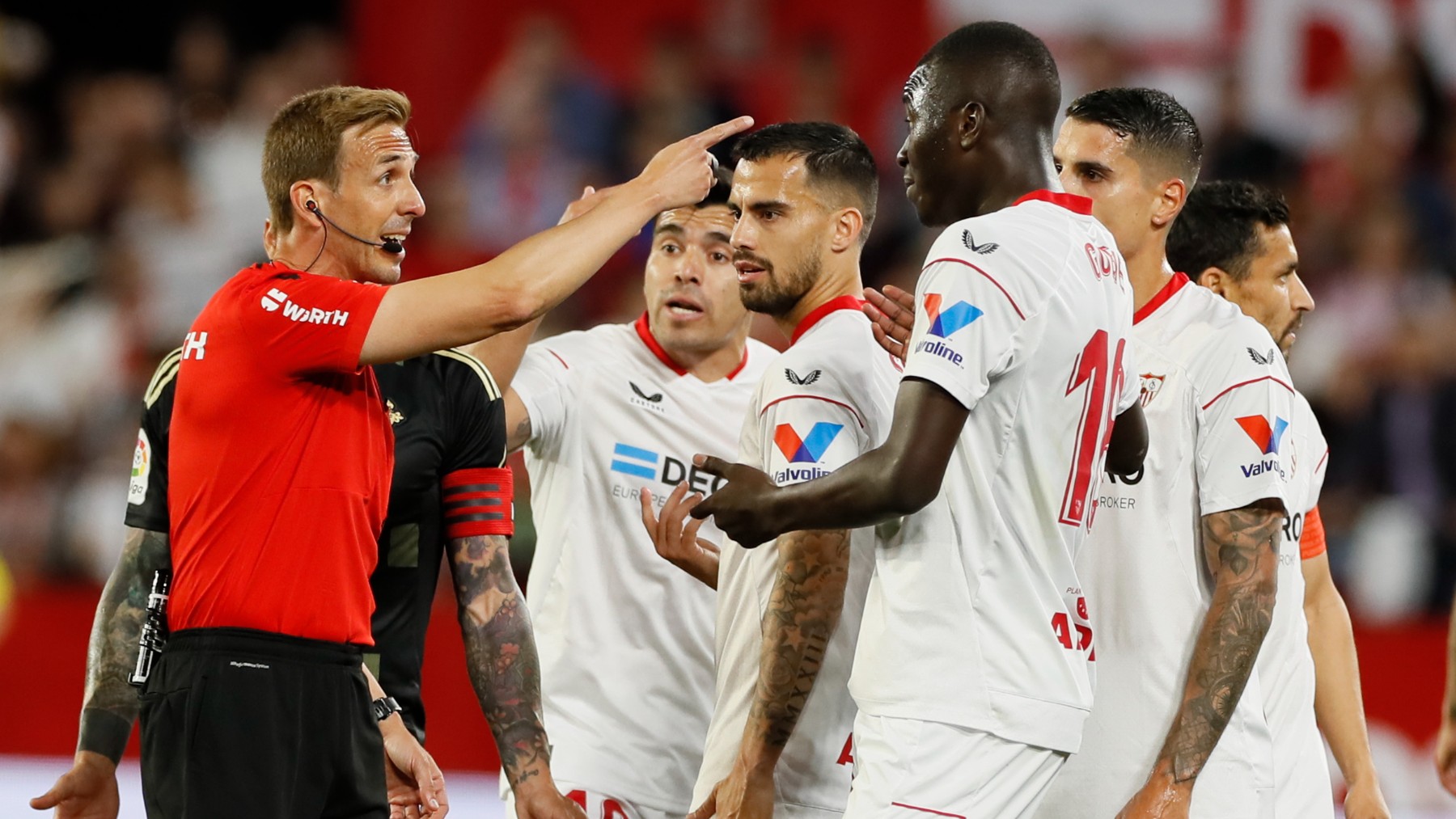 Pizarro Gómez y los jugadores del Sevilla. (EFE)