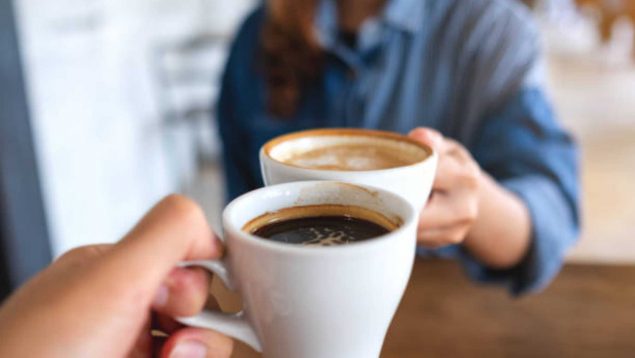 Una simple taza de café puede arruinarte tu carrera laboral y esta es la  razón