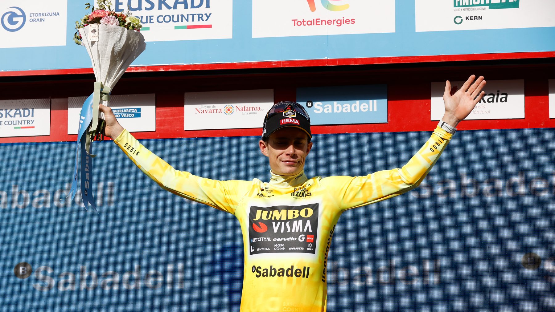 Jonas Vingegaard en el podio de la Vuelta al País Vasco. (EFE)