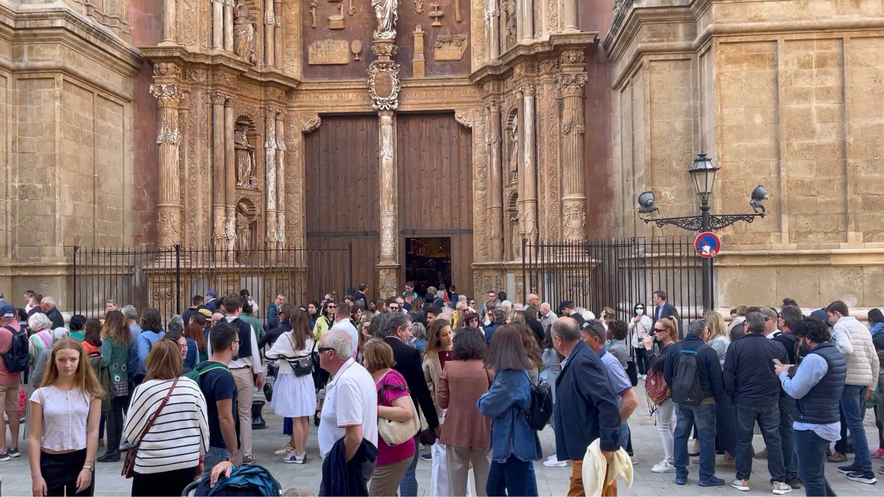 Ciudadanos y turistas junto a la Catedral de Palma tras la celebración de la Misa de Pascua.