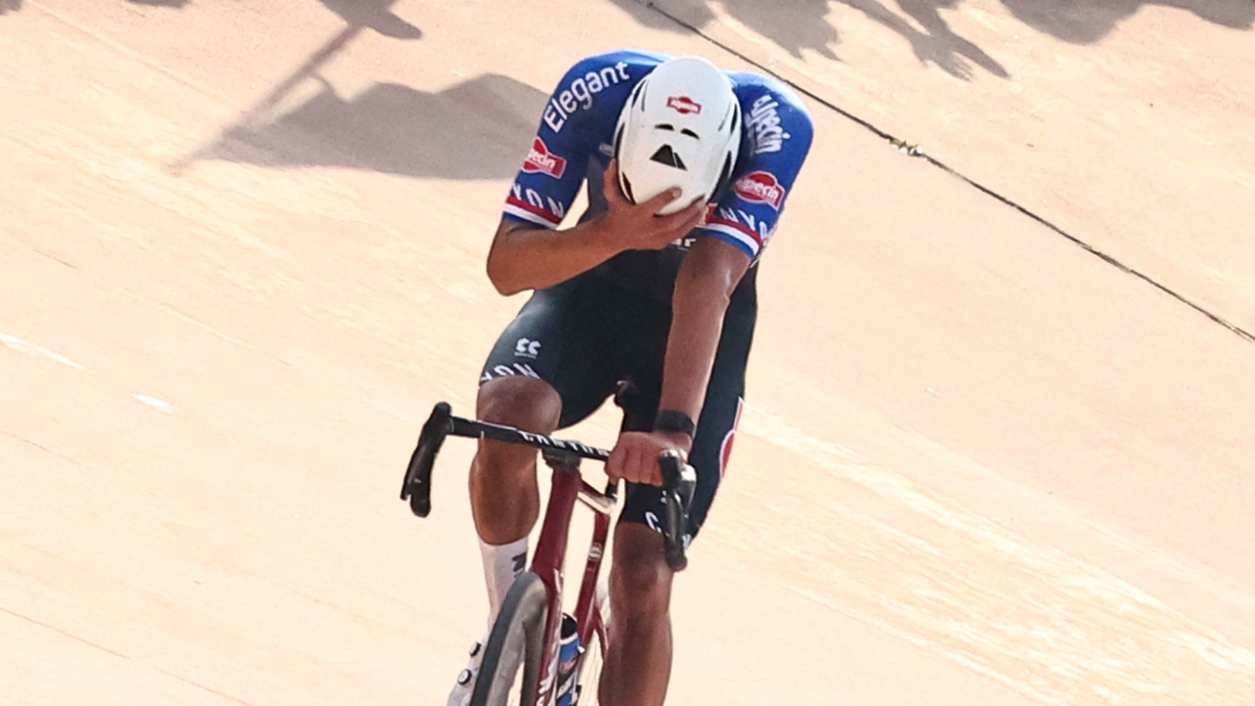 Mathieu Van der Poel en el velódromo de Roubaix. (AFP)