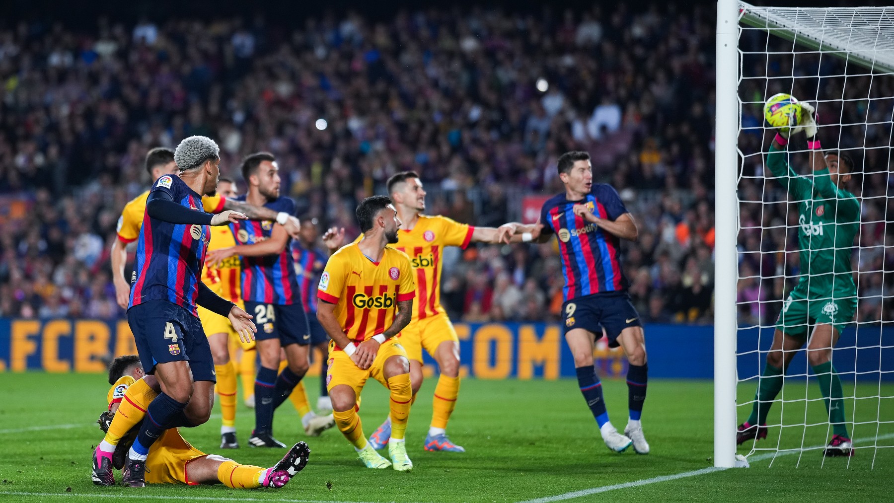 Los jugadores del Barcelona observan a Gazzaniga sacando la pelota (Getty)