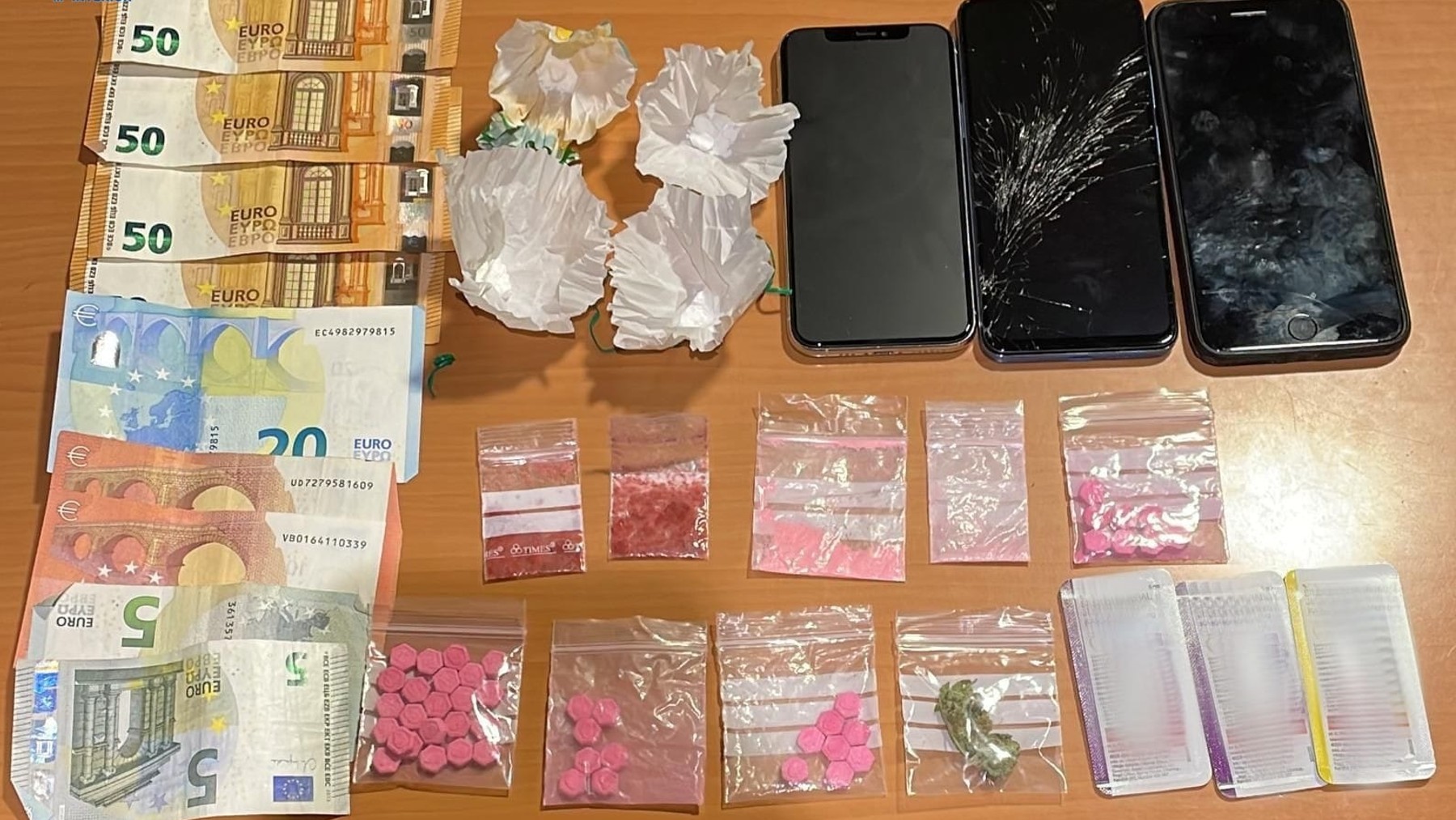 Drogas, dinero y móviles interceptados a los dos detenidos en Palma.