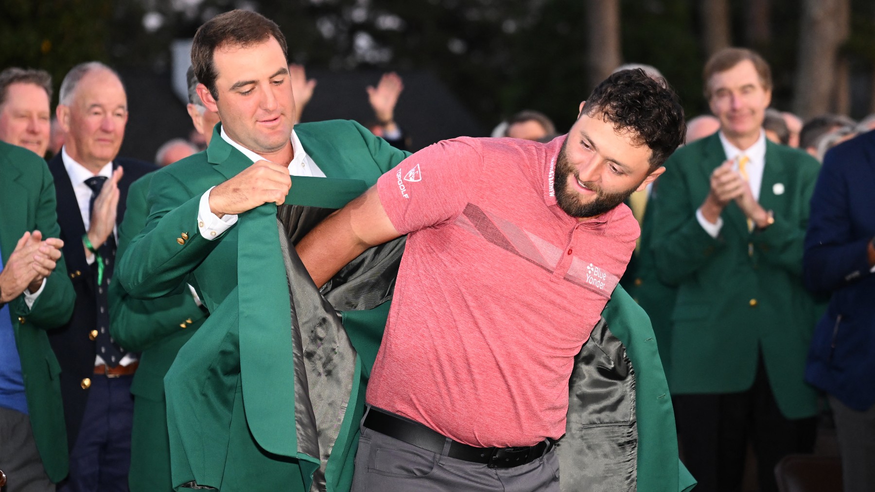 Jon Rahm se pone la chaqueta verde de campeón del Masters de Augusta. (AFP)