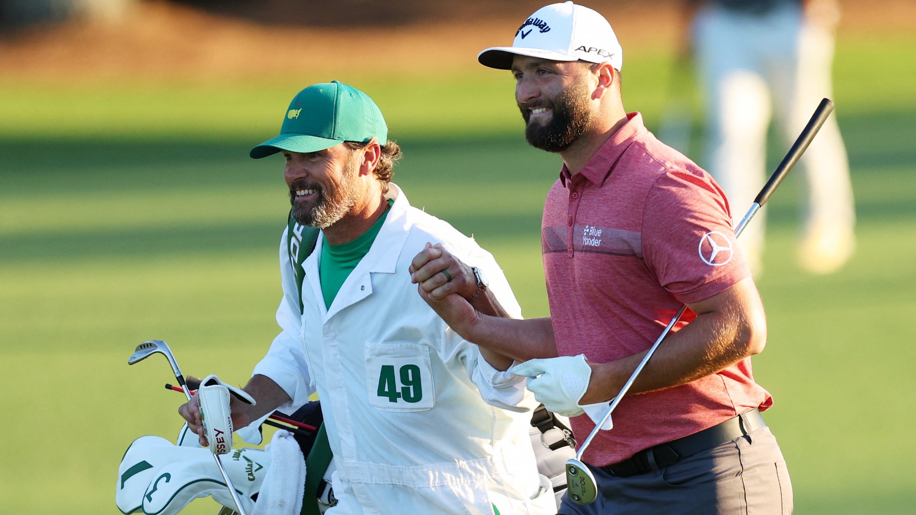 Jon Rahm y Adam Hayes sonríen en el hoyo 18. (AFP)