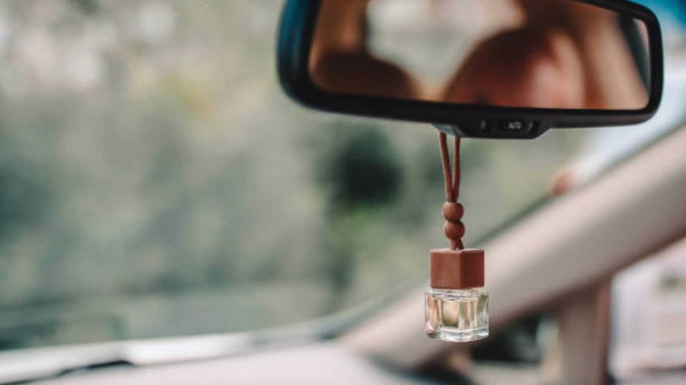 La multa por llevar el ambientador colgado en el espejo retrovisor del coche  - Uppers