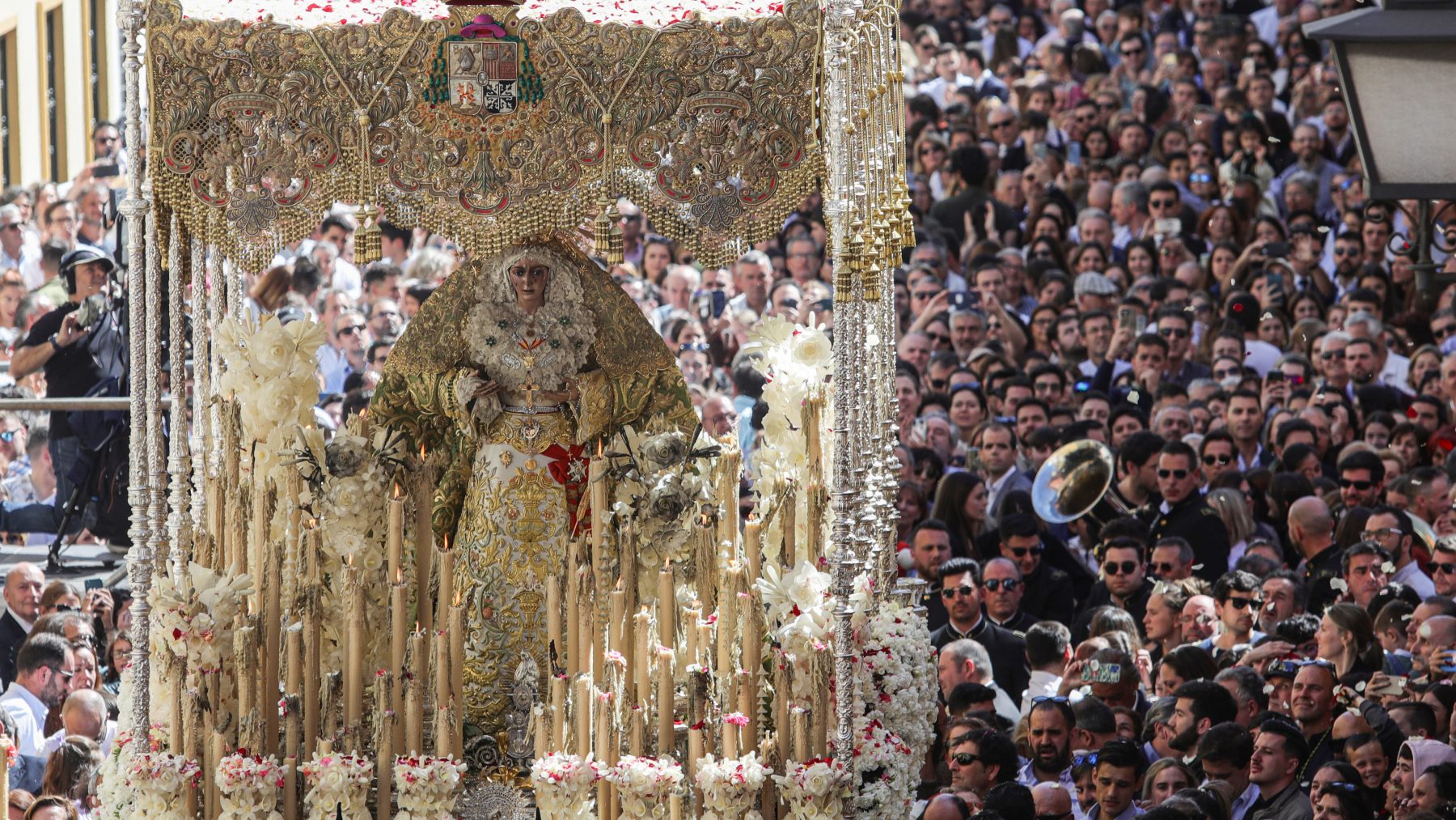 El palio de la Virgen de la Esperanza Macarena, a su paso por la calle Escoberos de  Sevilla (EUROPA PRESS).
