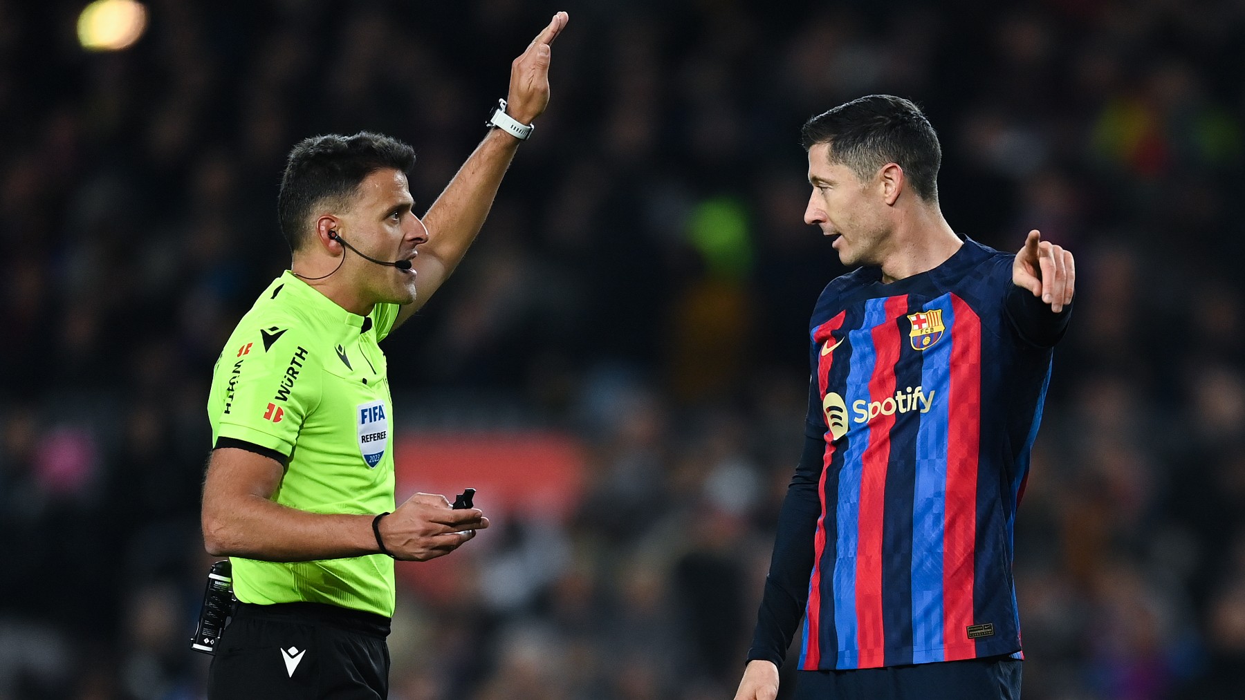 Jesús Gil Manzano y Robert Lewandowski, en un partido del Barcelona. (Getty)