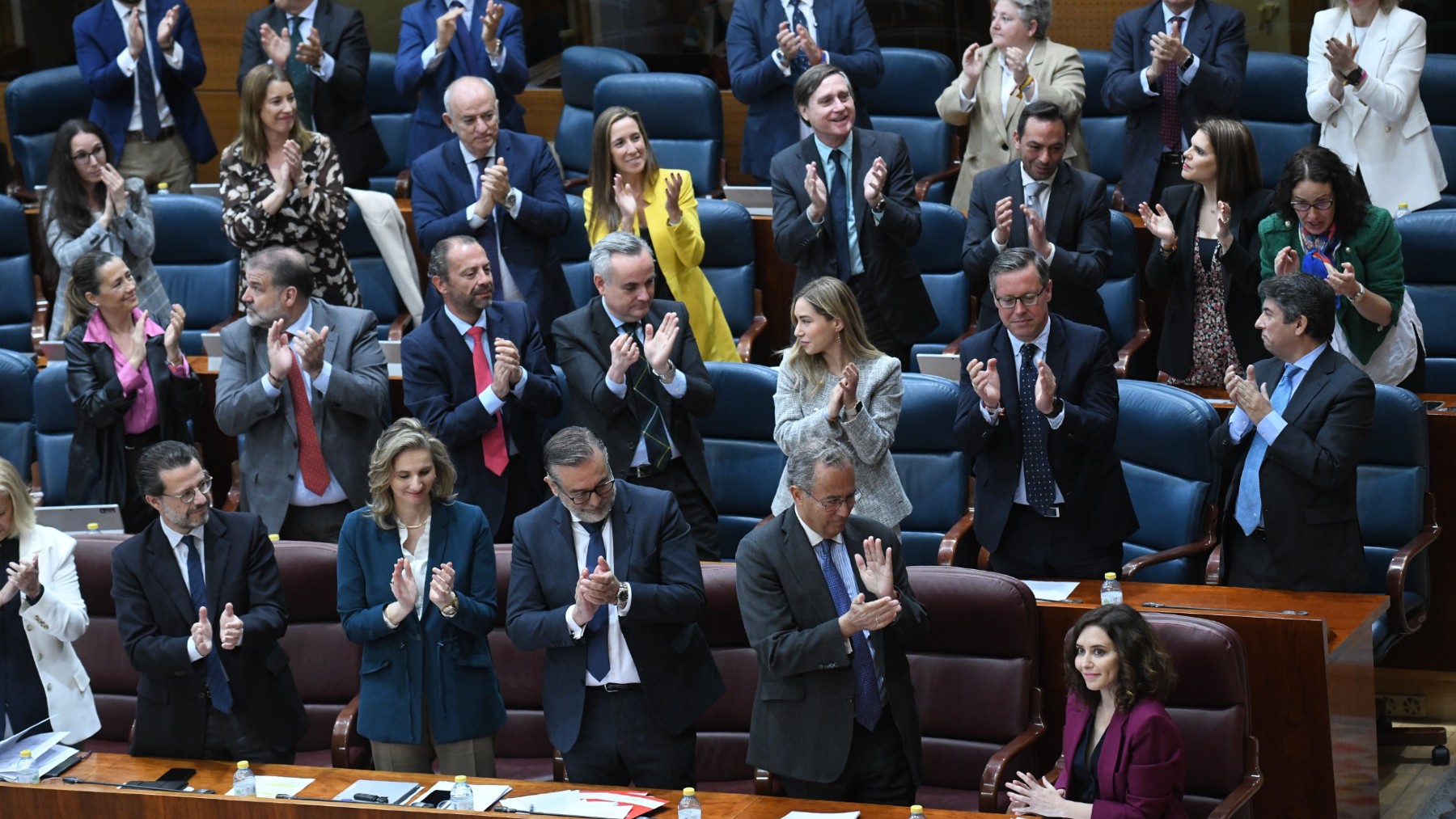 La presidenta de la Comunidad de Madrid, Isabel Díaz Ayuso, y los diputados del PP en la Asamblea.