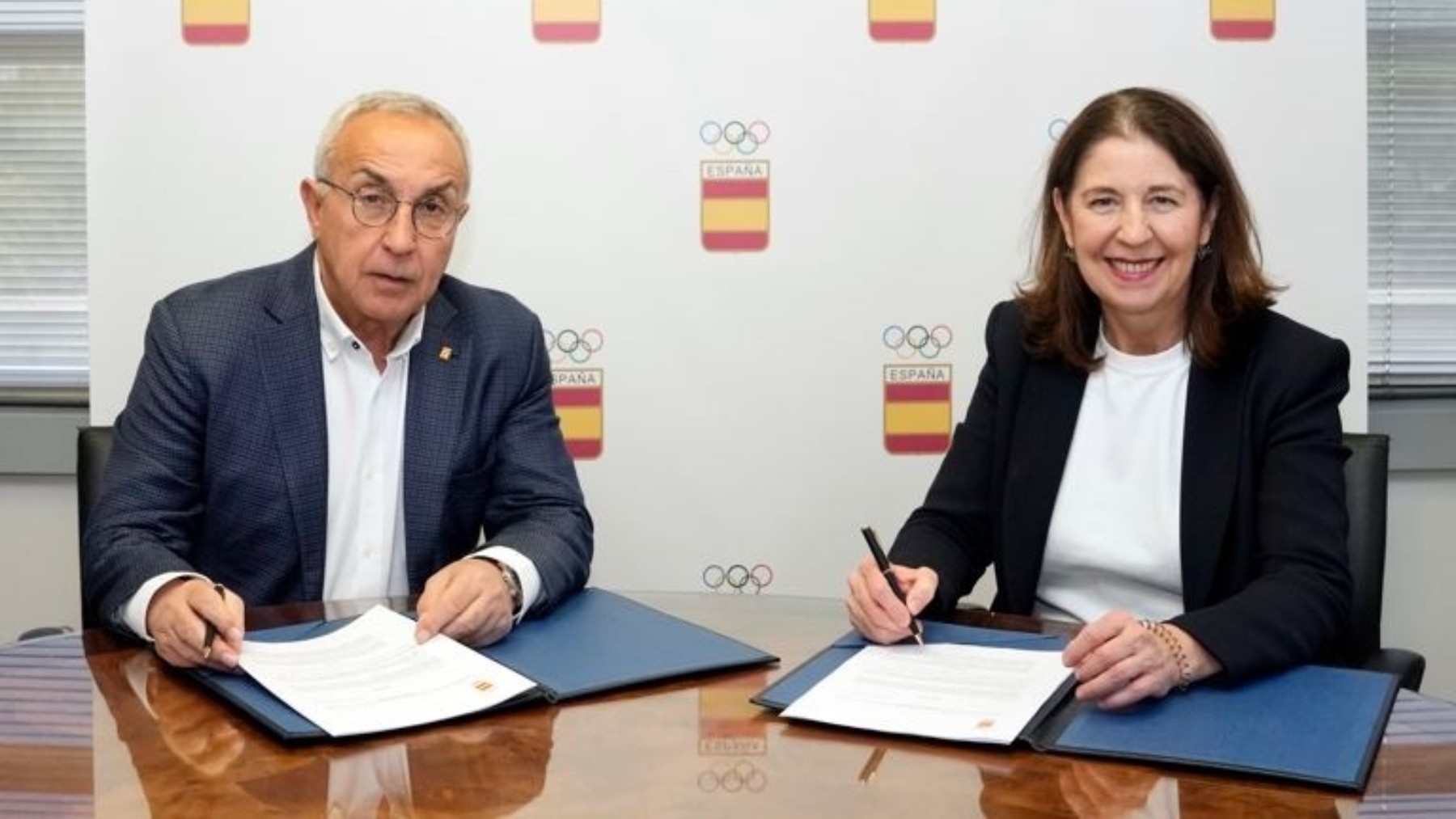 a Chief Sustainability & Corporate Affairs Officer de Sanitas y Bupa ELA, Yolanda Erburu, y el presidente del COE, Alejandro Blanco.