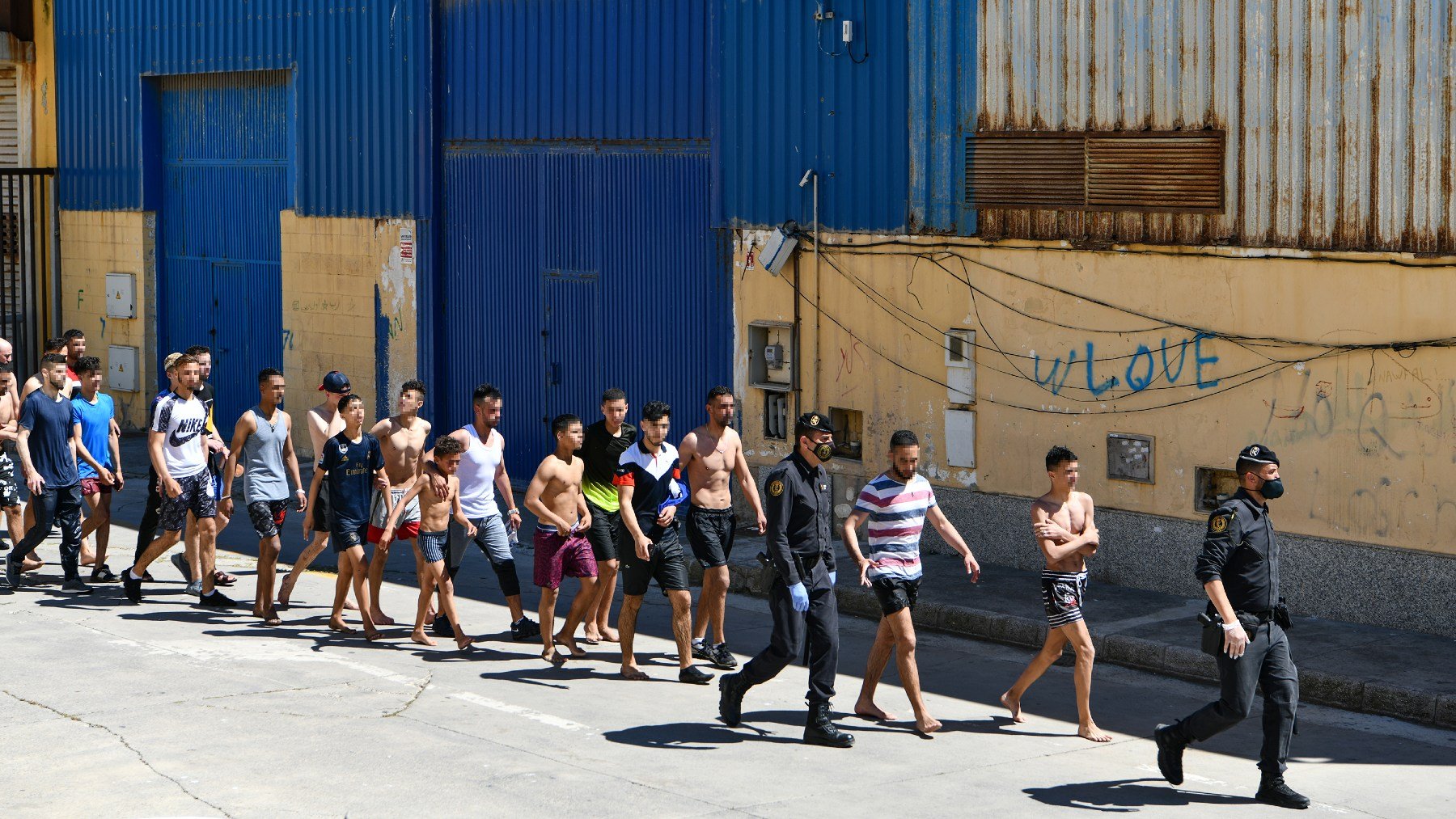 Un grupo de menas llegados a Ceuta durante la invasión marroquí de 2021 (Foto: Ep).