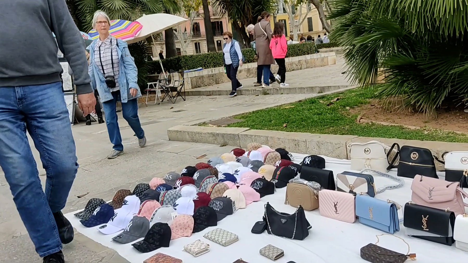 Vendedores ambulantes ilegales en el Parc de la Mar esta Semana Santa.