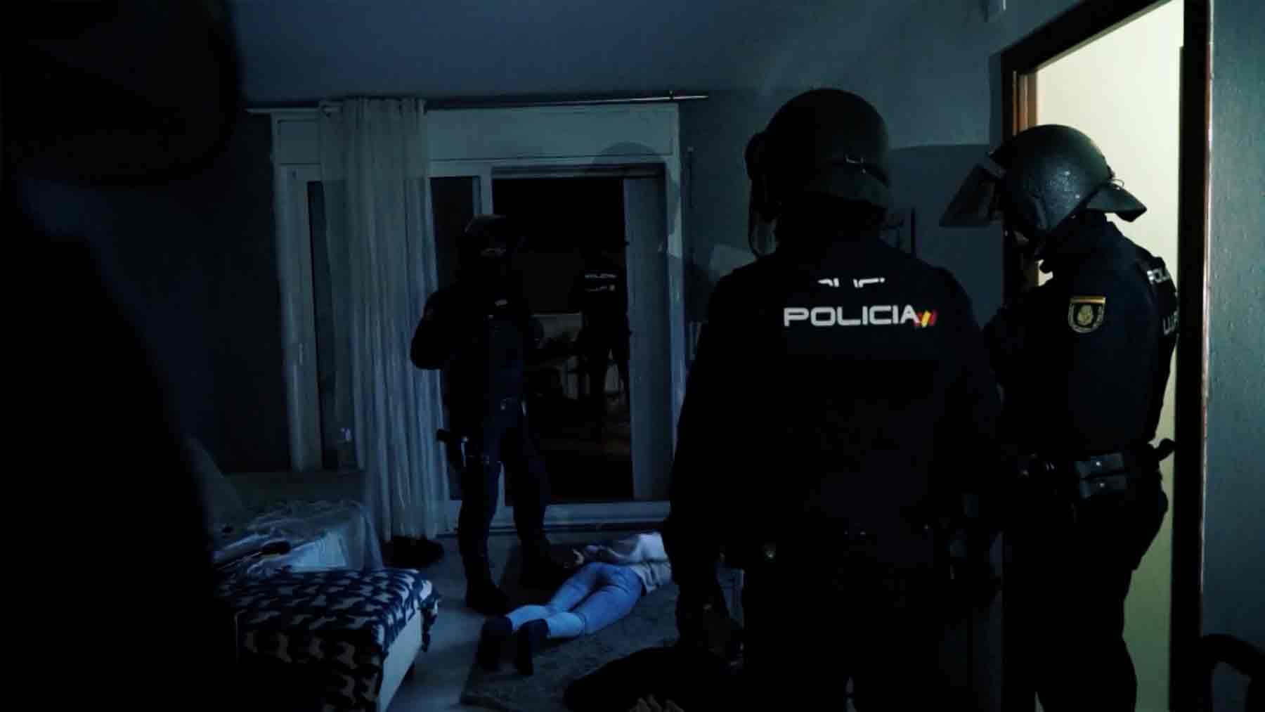 El Grupo de Fugitivos deteniendo a uno de ellos.