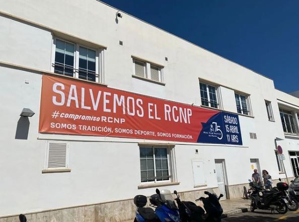 El Real Club Náutico de Palma luciendo la pancarta de la manifestación celebrada el 15 de abril.