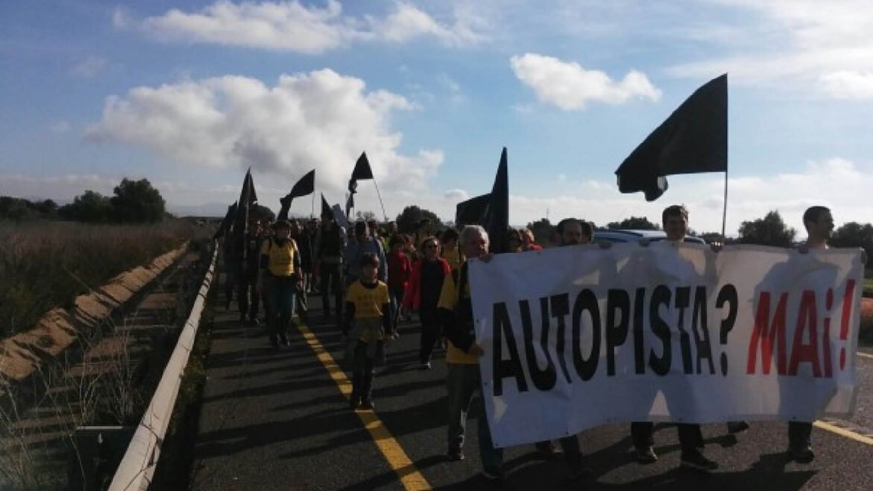 Manifestación ecologista en contra de la amplaciión de la carretera entre Llucmajor y Campos. Terraferida