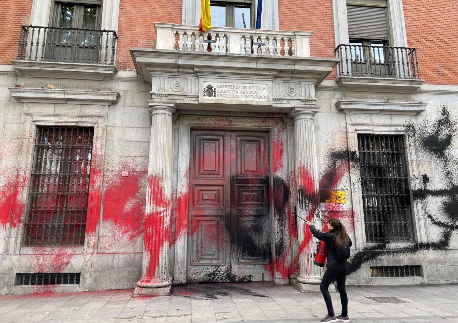 La fachada del Registro Civil, manchada de pintura roja y negra. (Redes)