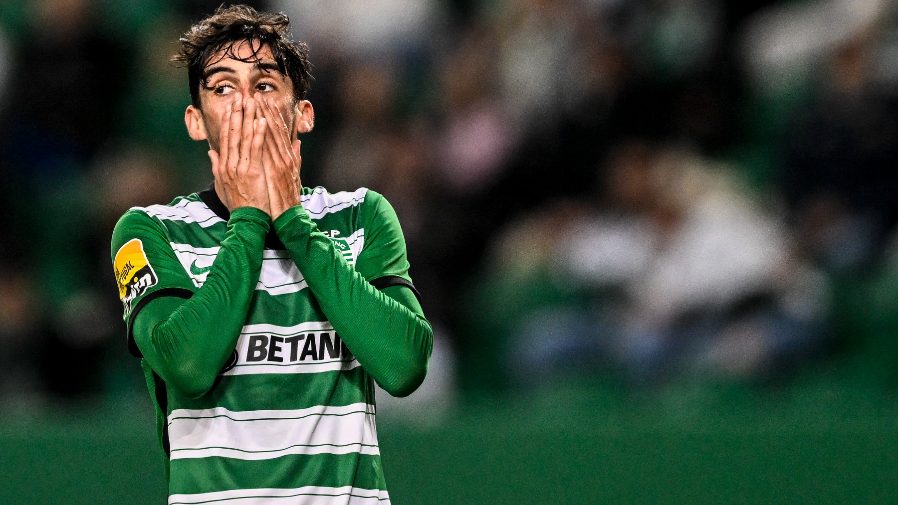 Trincao se lamenta durante un partido con el Sporting de Lisboa. (AFP)