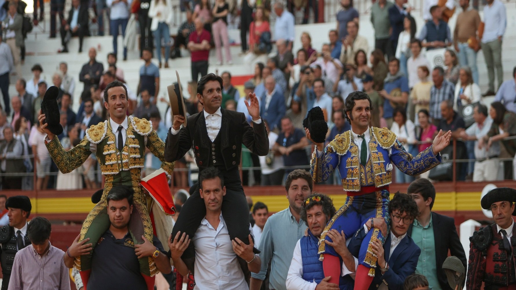 El rejoneador Diego Ventura (c) y los diestros Morante de la Puebla (d) y David de Miranda (i) salen a hombros en Mérida.