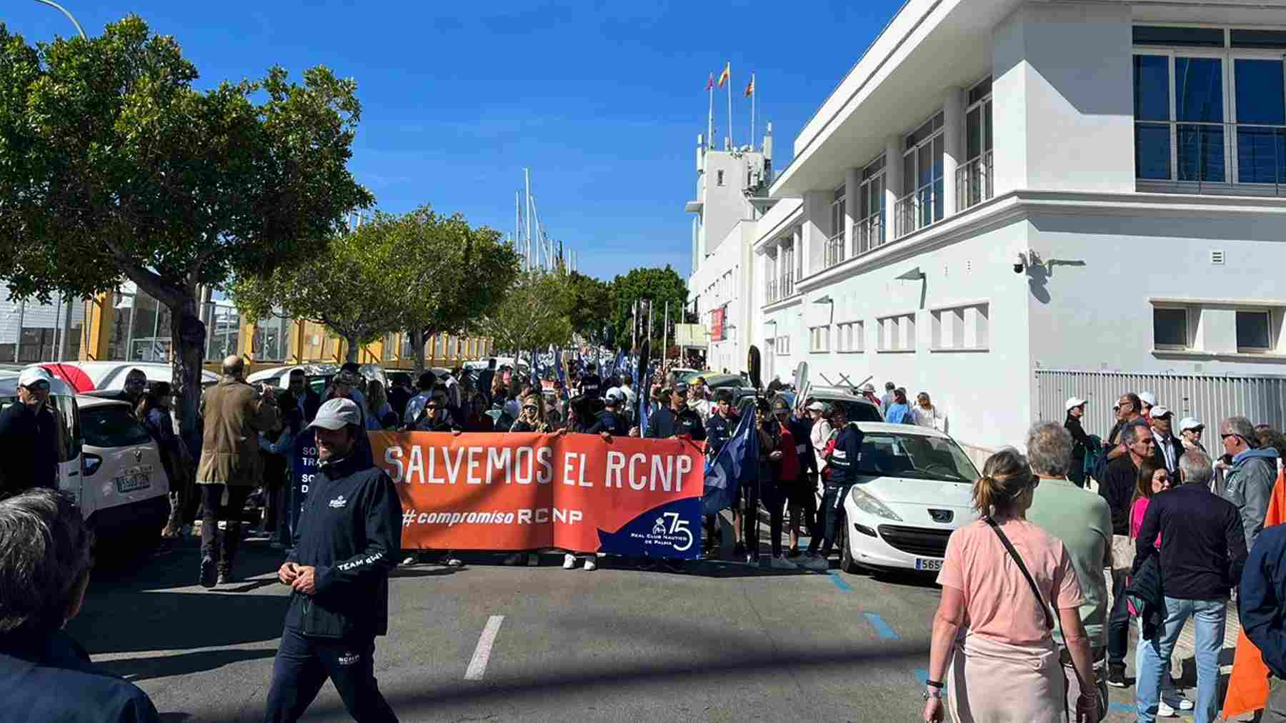 Manifestación en defensa de la continuidad del Real Club Náutico de Palma.