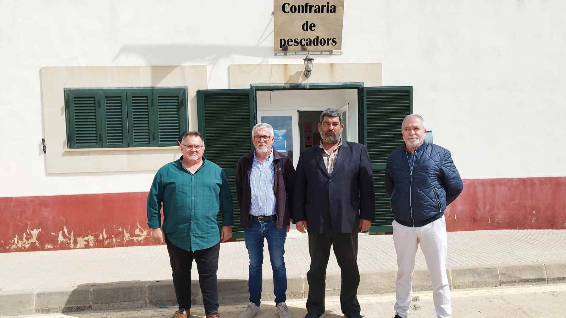 Miembros de Vox con representantes de la Cofradía de Pescadores de Alcúdia.