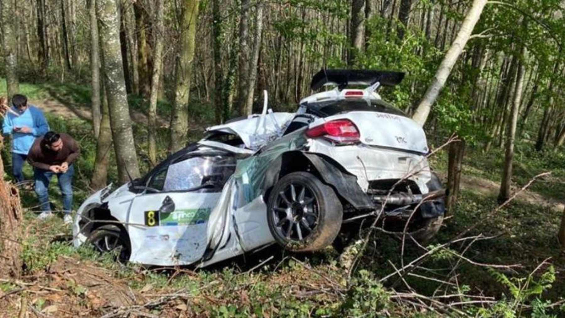 La imagen del coche tras el accidente. (Rally Villa de Tineo)
