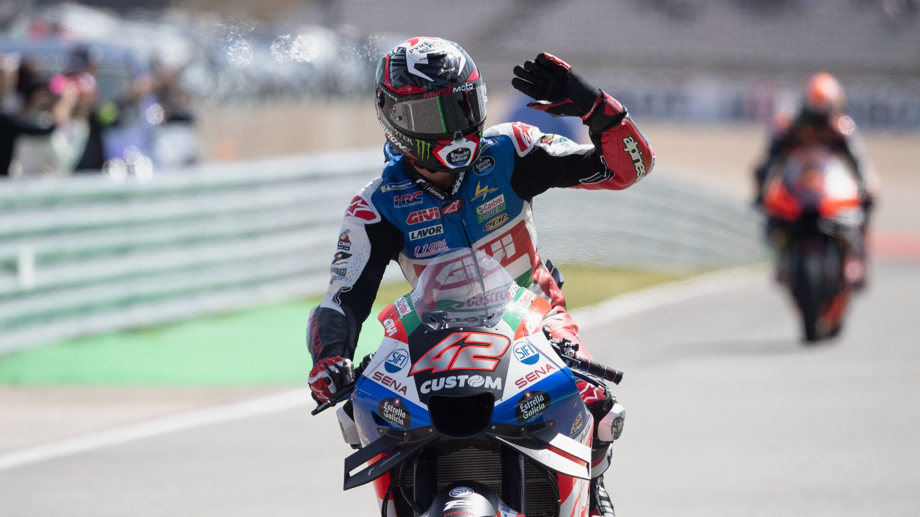 Álex Rins celebra el triunfo en el GP de Las Américas de MotoGP. (Getty)