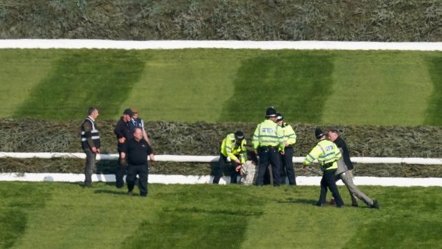 Tres caballos muertos y 118 detenidos en el Grand National