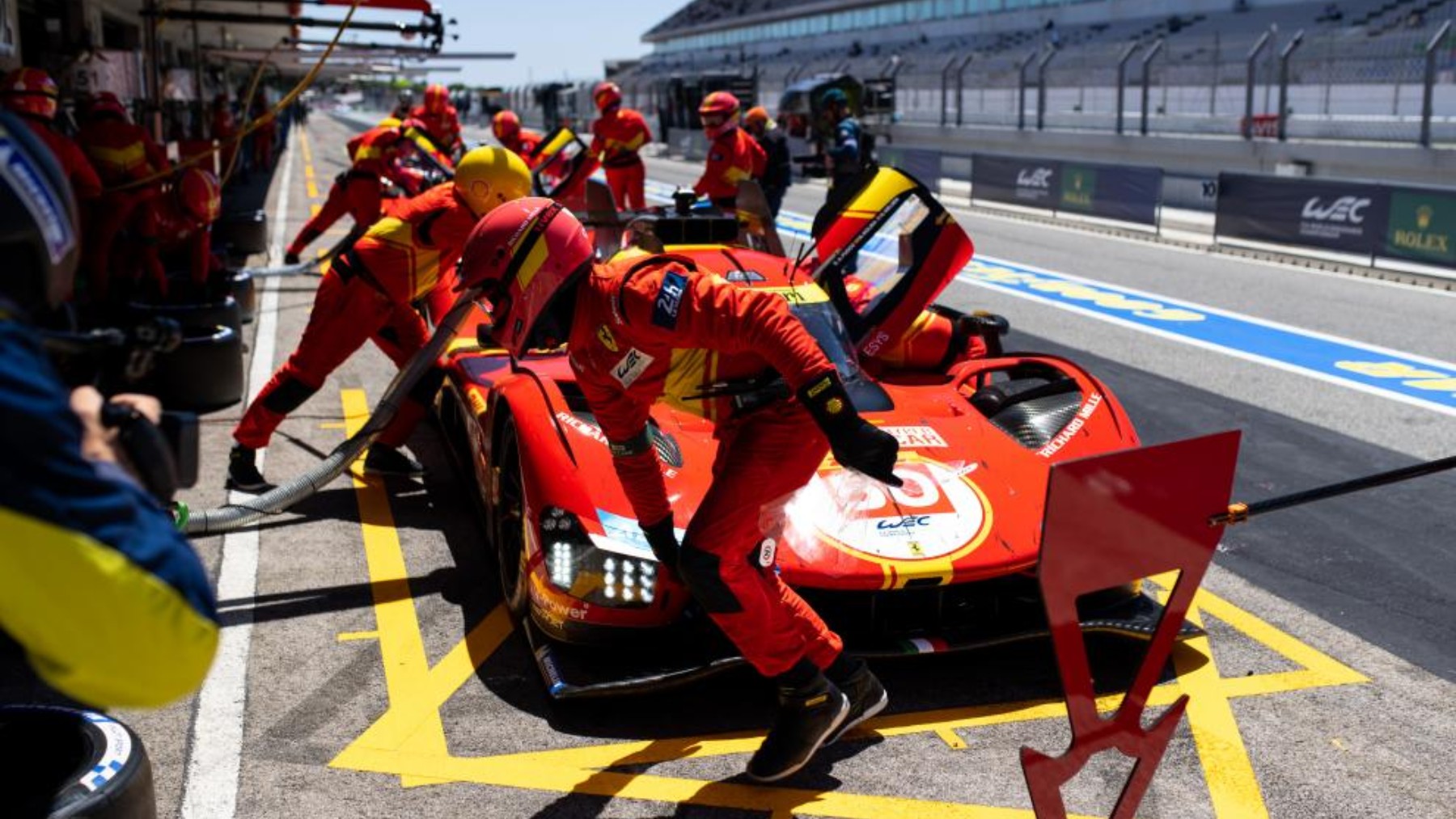 El Ferrari de Miguel Molina, en un pit stop durante las 6 horas de Portimao.
