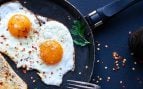 Adiós a las salpicaduras al freír huevos: el truco infalible que me enseñó mi abuela y que es mano de santo