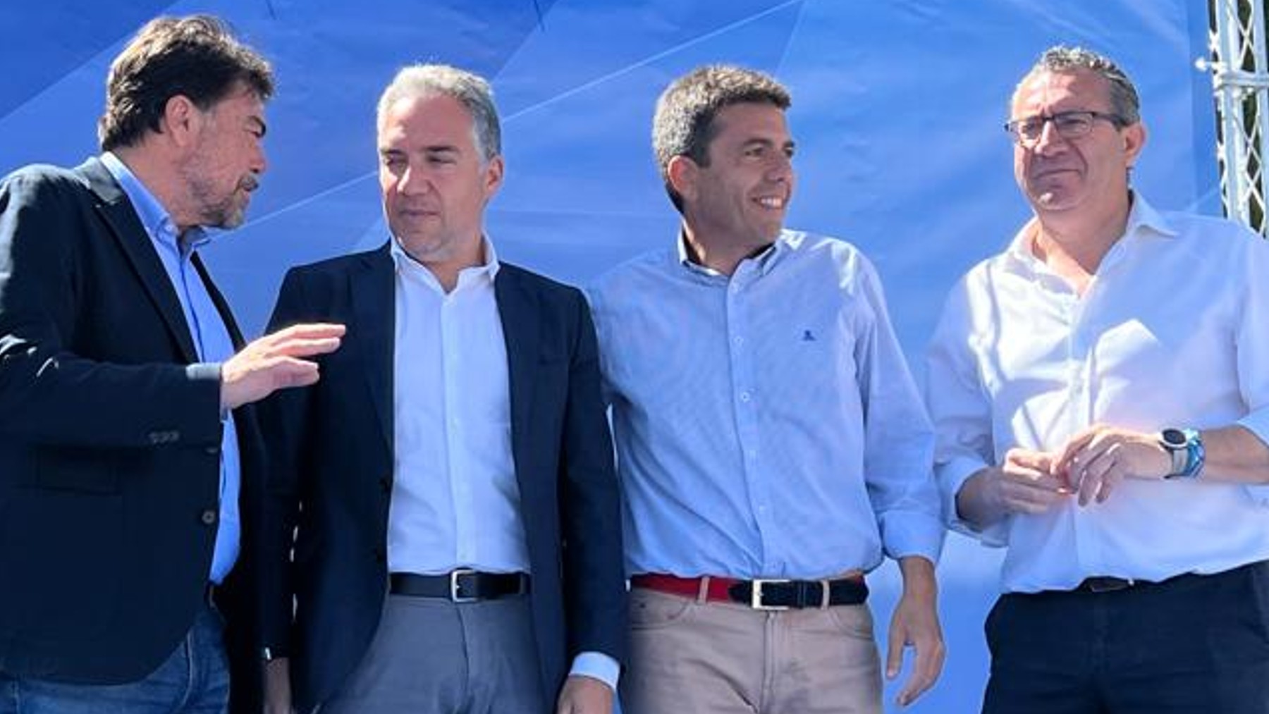 Toni Pérez, con camisa blanca, junto a Carlos Mazón, Elías Bendodo y Luis Barcala.