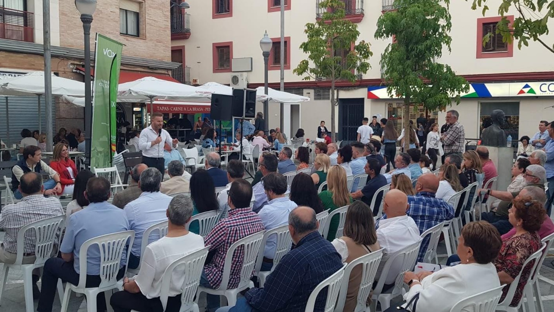 El portavoz y candidato de Vox en Dos Hermanas (Sevilla), Adrián Trashorras, este domingo en la plaza de la ciudad.