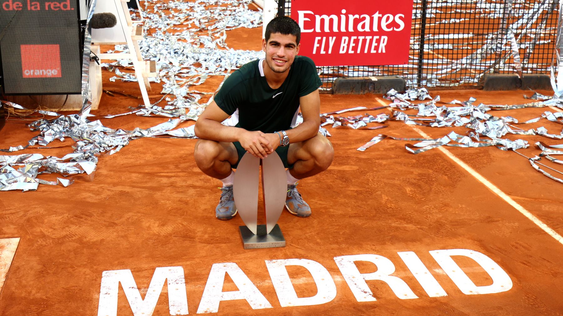 Carlos Alcaraz, con su título del Mutua Madrid Open. (Getty)