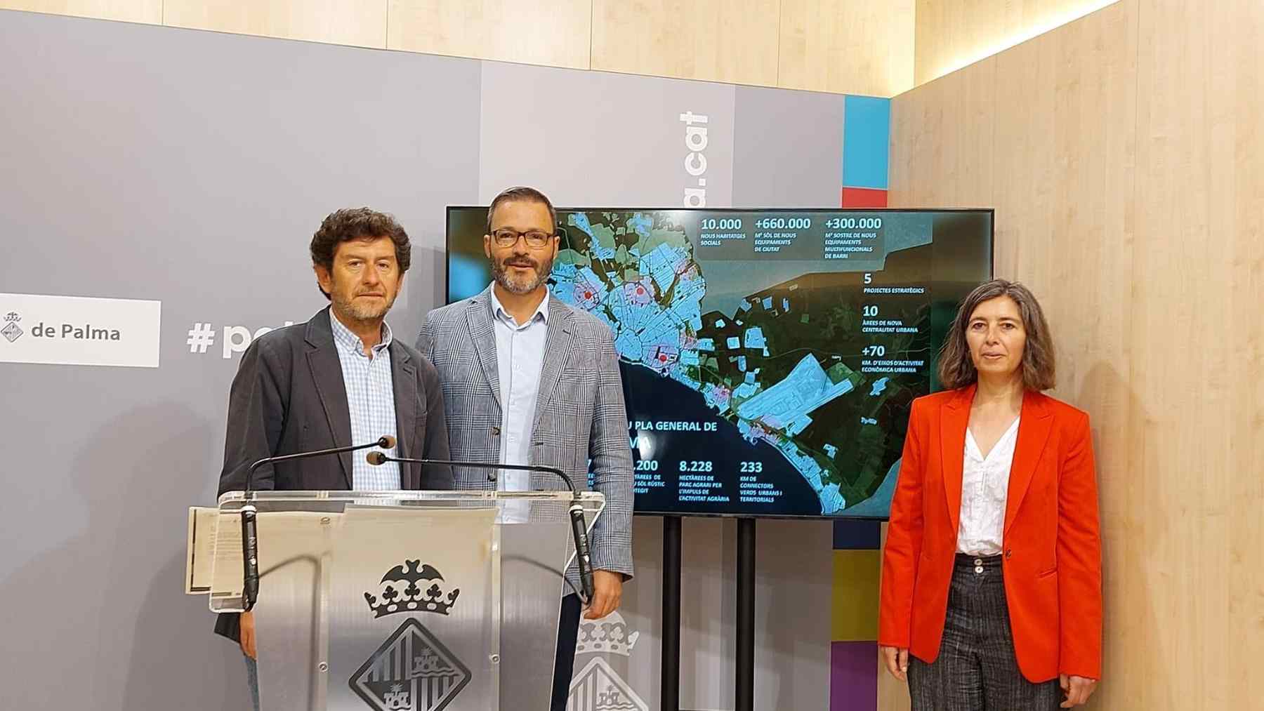 El alcalde de Palma, José Hila, con los concejales Alberto Jarabo (Podemos) y Neus Truyol (Més).