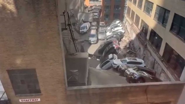 Al menos un muerto y varios desaparecidos al derrumbarse un parking en Nueva York