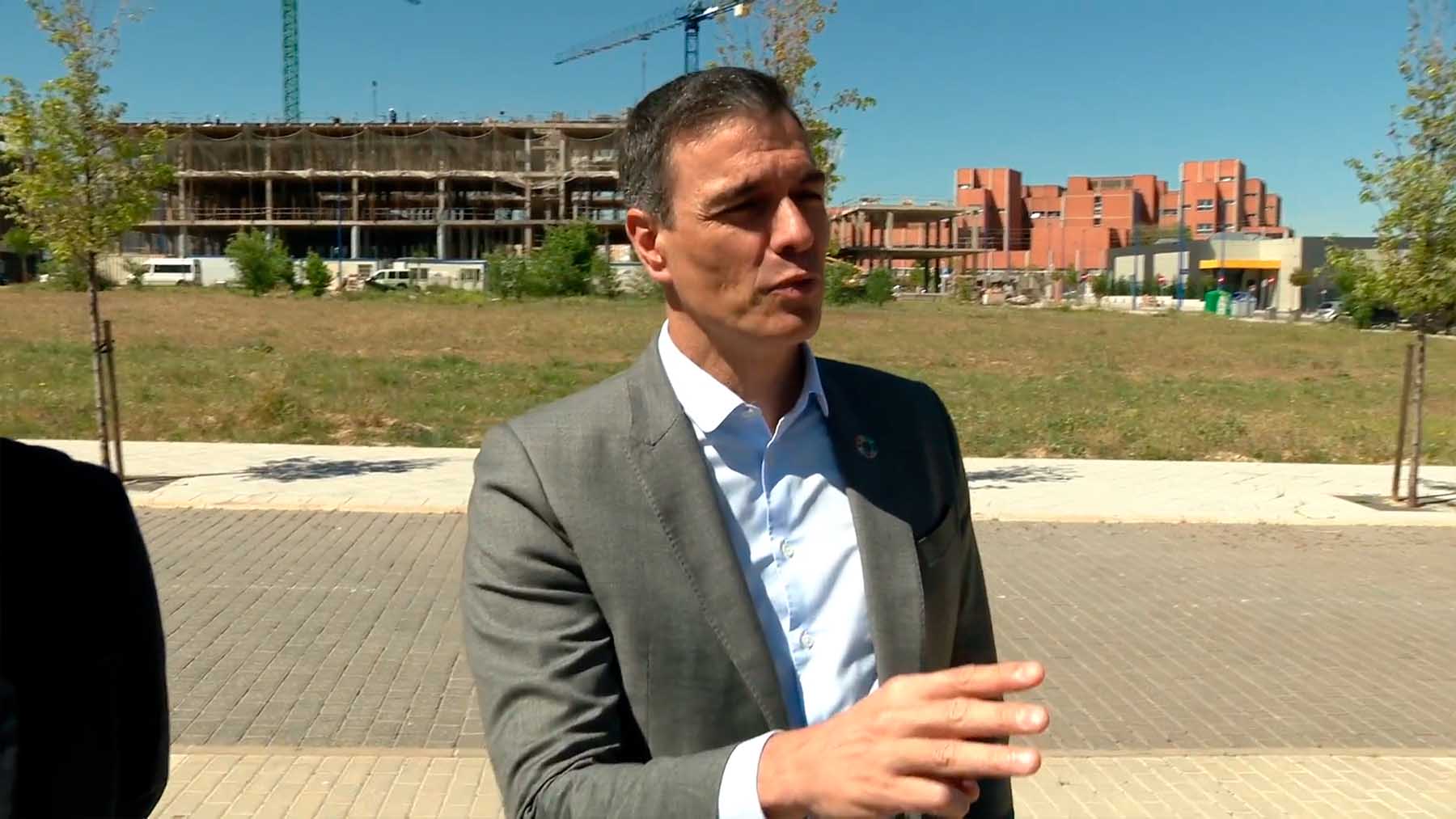 El presidente del Gobierno, Pedro Sánchez, hablando con jóvenes sobre vivienda.