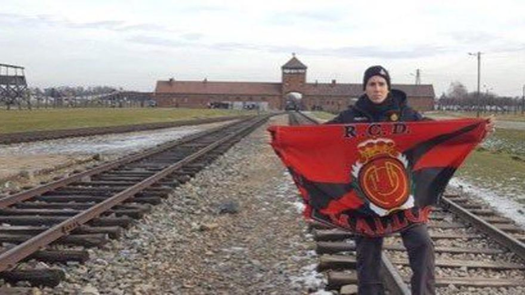 La imagen del ultra en Auschwitz que se ha hecho viral.