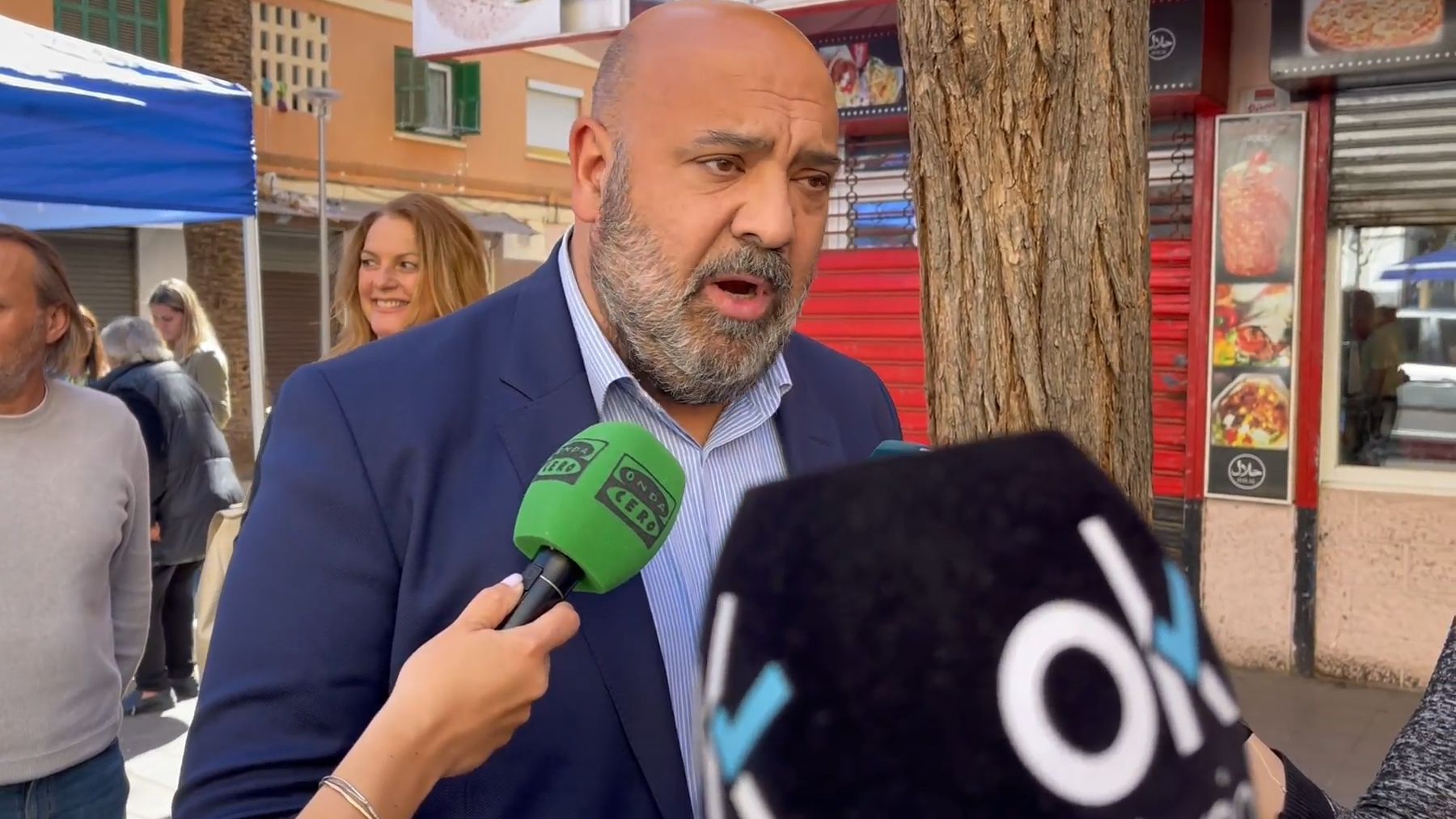 El candidato del PP en Palma, Jaime Martínez, en el barrio de Son Gotleu.