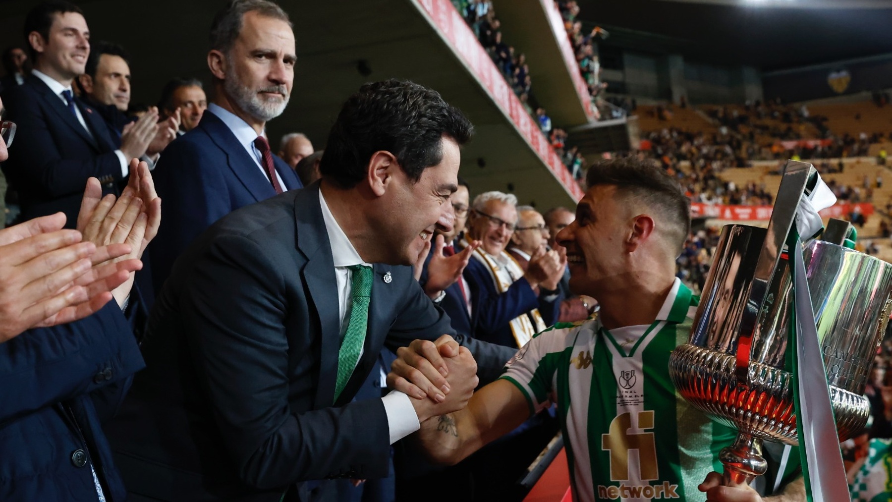 Juanma Moreno felicita a Joaquín tras ganar el Betis la pasada final de la Copa del Rey en Sevilla (JUNTA).