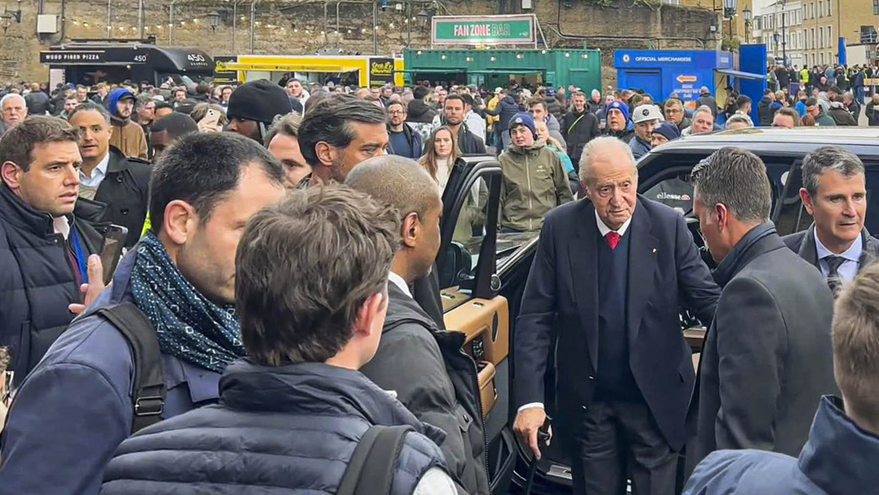 Juan Carlos I a su llegada al estadio del Chelsea. (EFE)