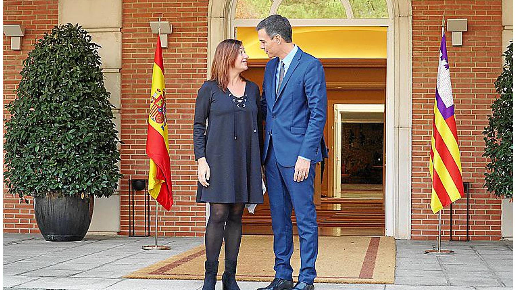 Francina Armengol con Pedro Sánchez en Palma. (Efe)