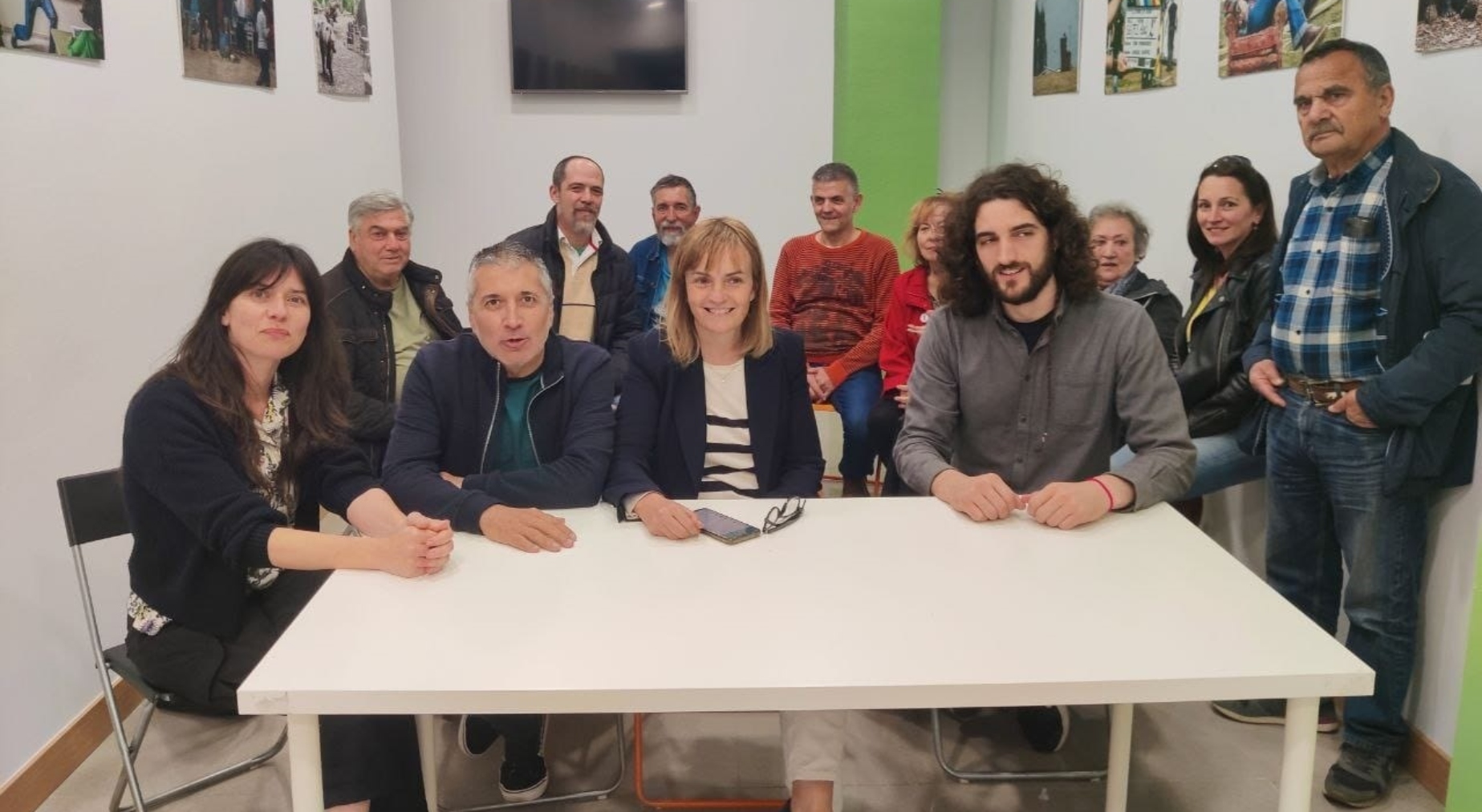 Xune Elipe y Covadonga Tomé, en el centro, con otros miembros de la candidatura, en la sede de Podemos en Gijón.