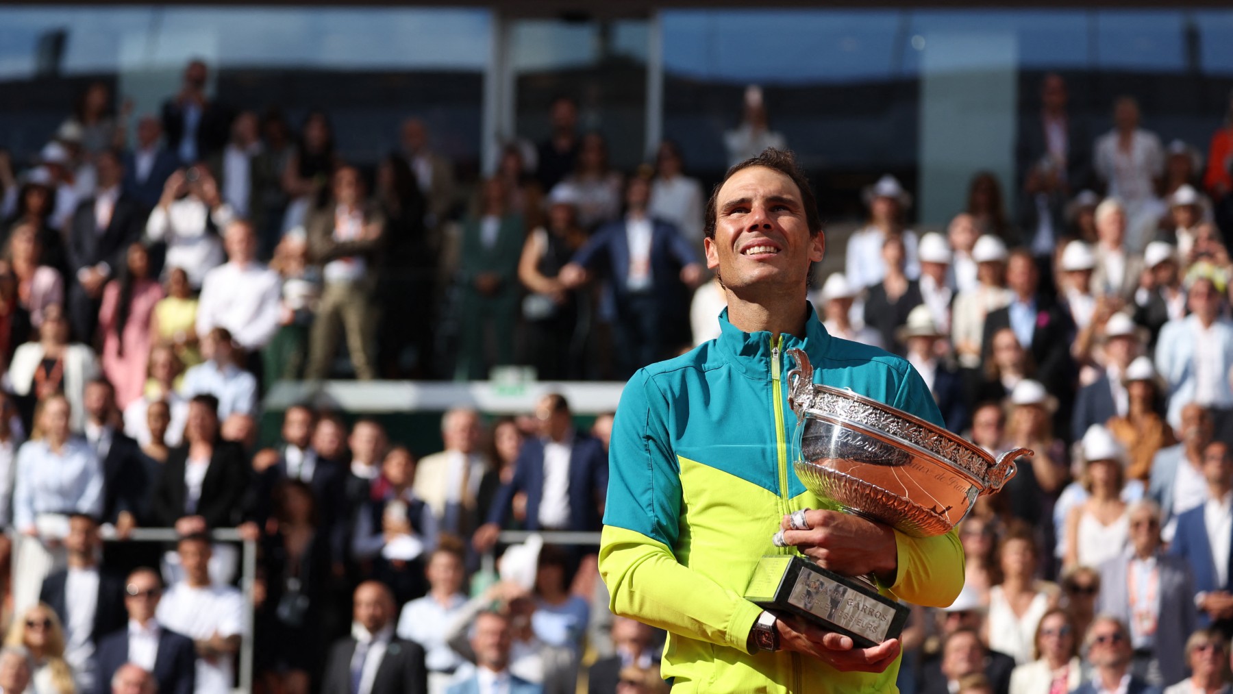Rafa Nadal, con su título de campeón de Roland Garros. (AFP)