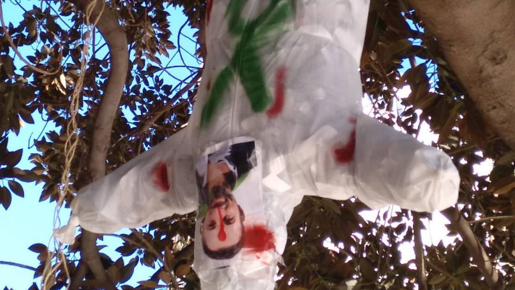 El muñeco colgado boca abajo con la foto de Abascal con un tiro en la frente.