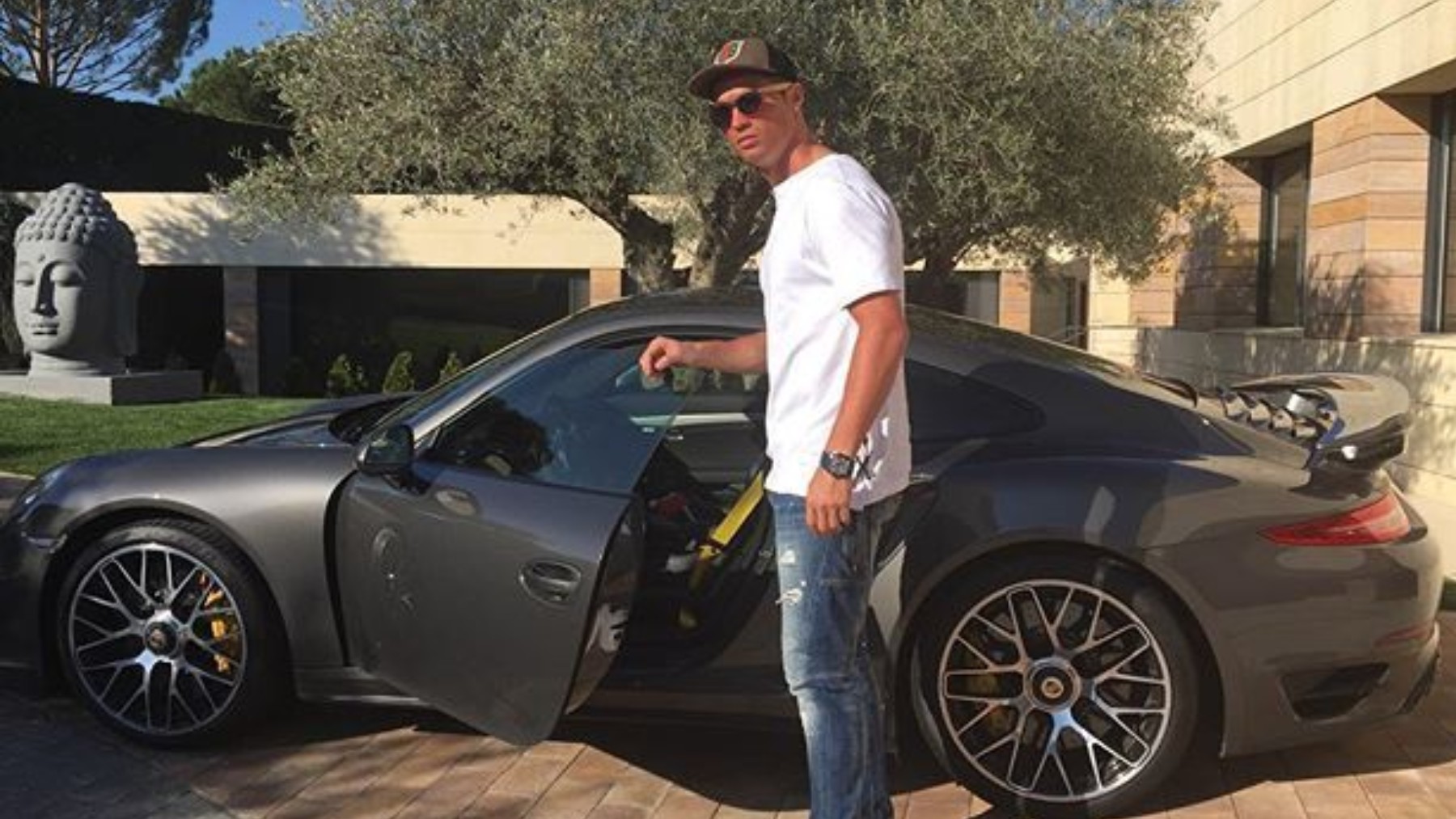 Cristiano Ronaldo y un Porsche.