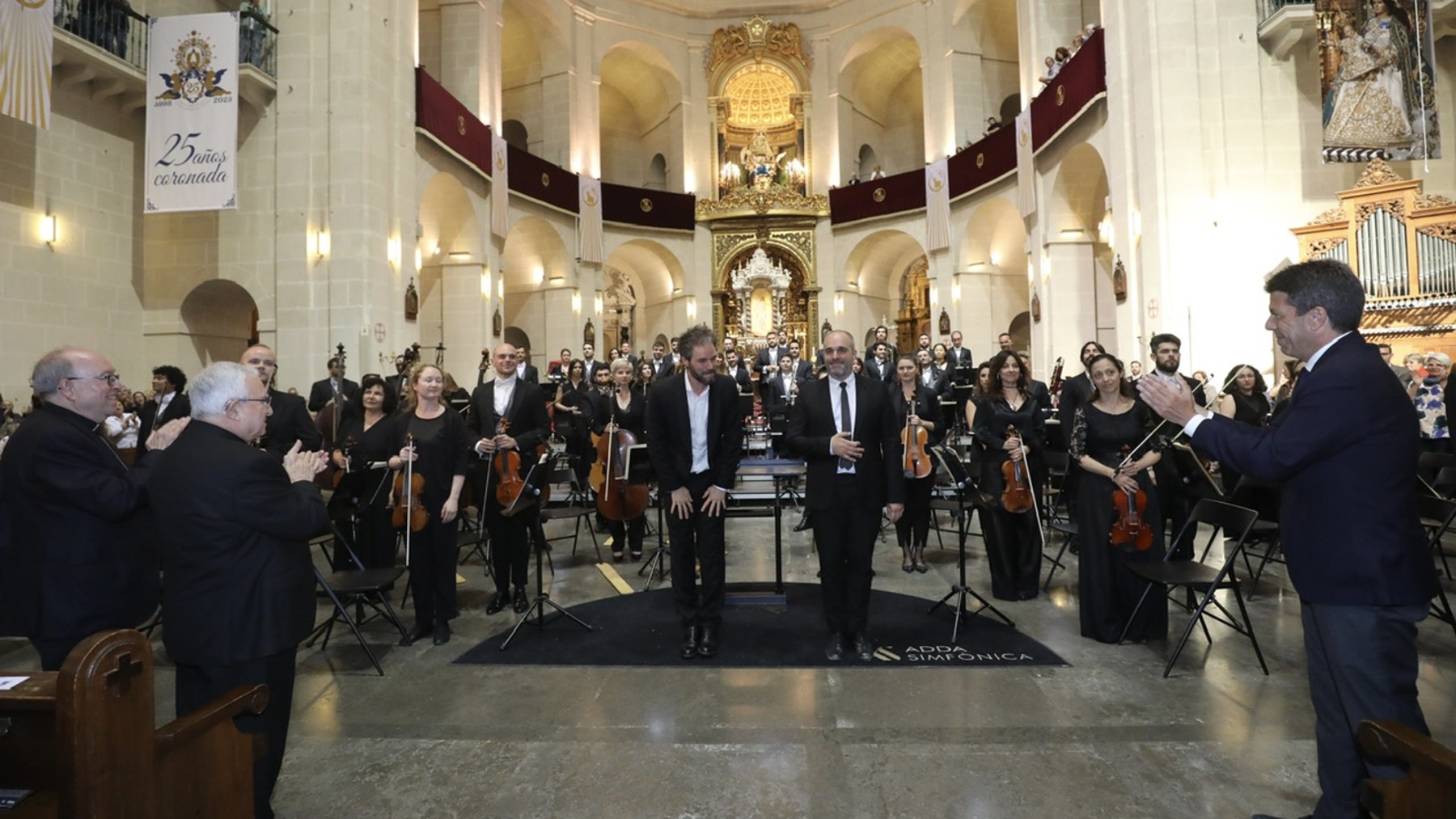 Carlos Mazón aplaude tras el concierto celebrado en la Concatedral de San Nicolás.
