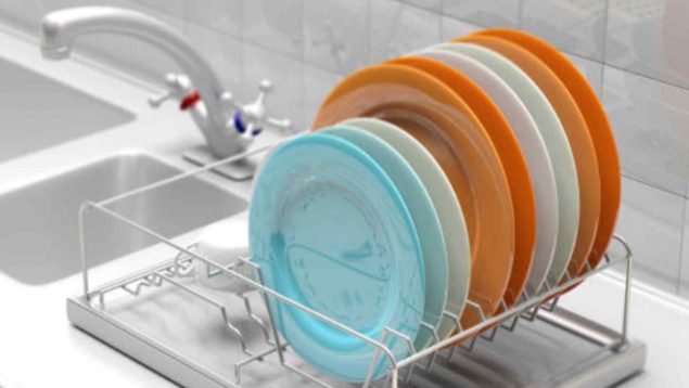 SECAR PLATOS  El motivo por el que no debes secar los platos con