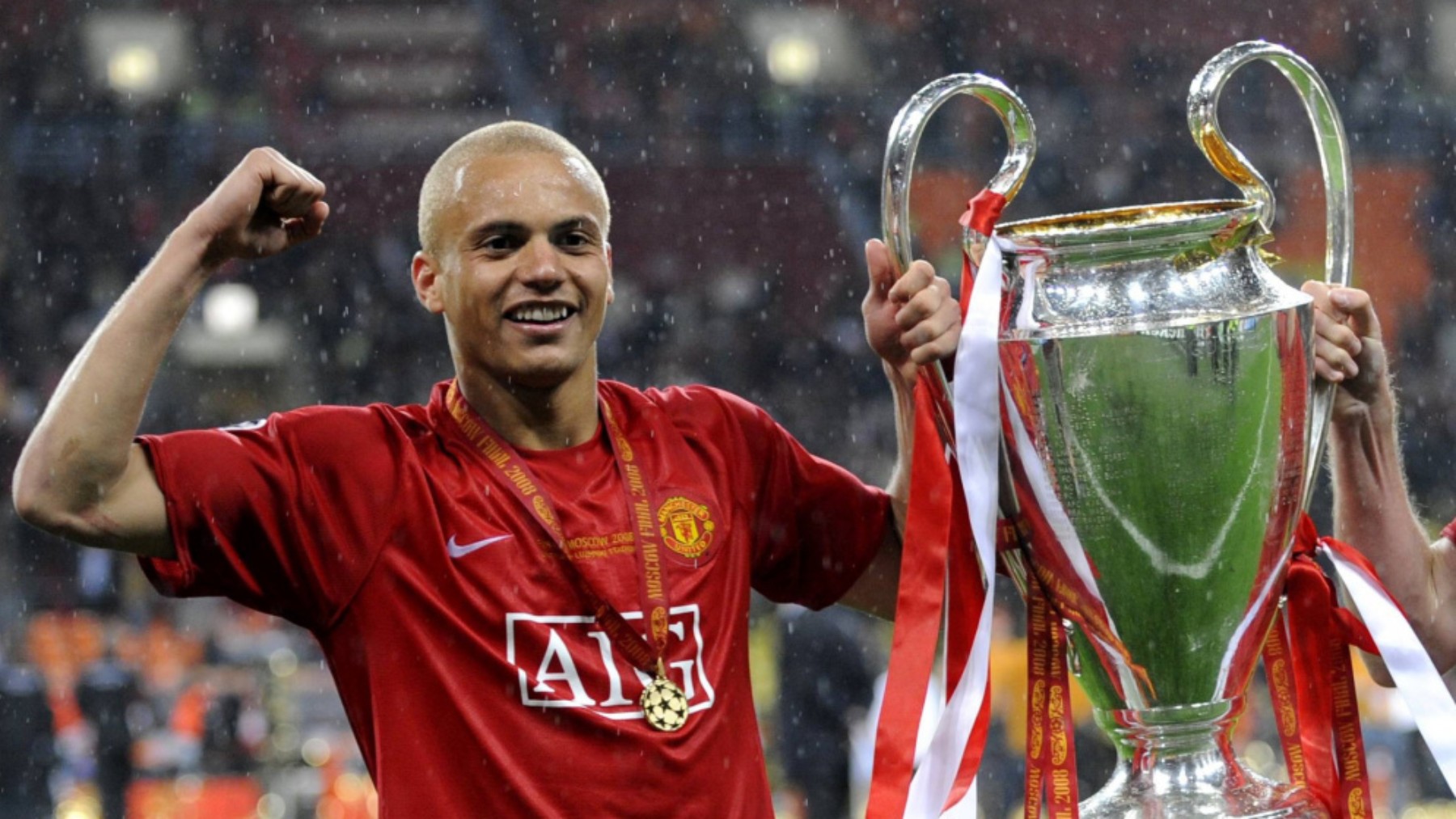 Wes Brown celebrando una Champions.