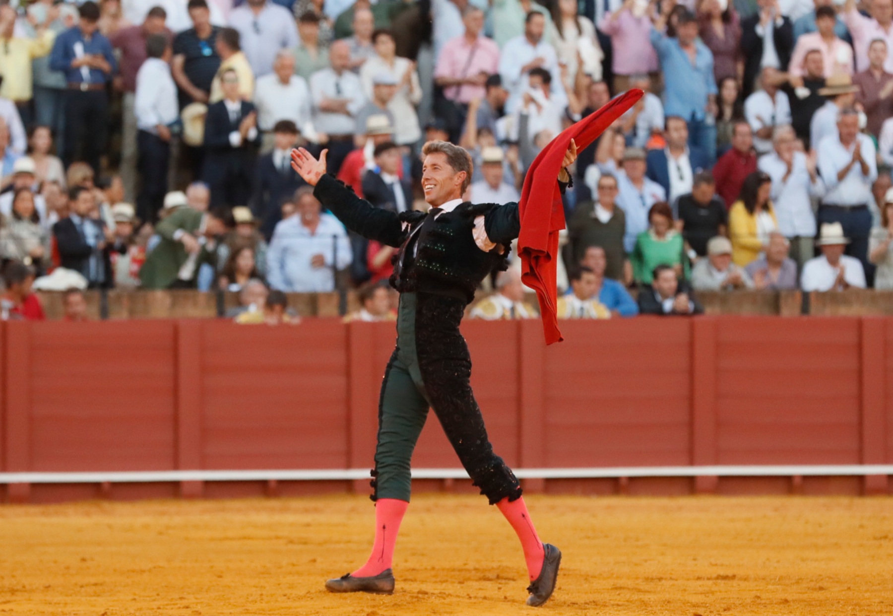 El diestro Manuel Escribano con su segundo toro durante la corrida celebrada este sábado en la Real Maestranza de Sevilla.