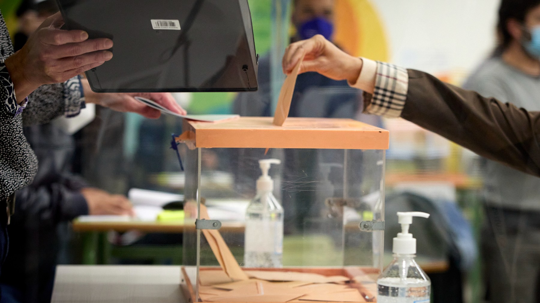 Un ciudadano deposita su voto en la urna. (Europa Press)