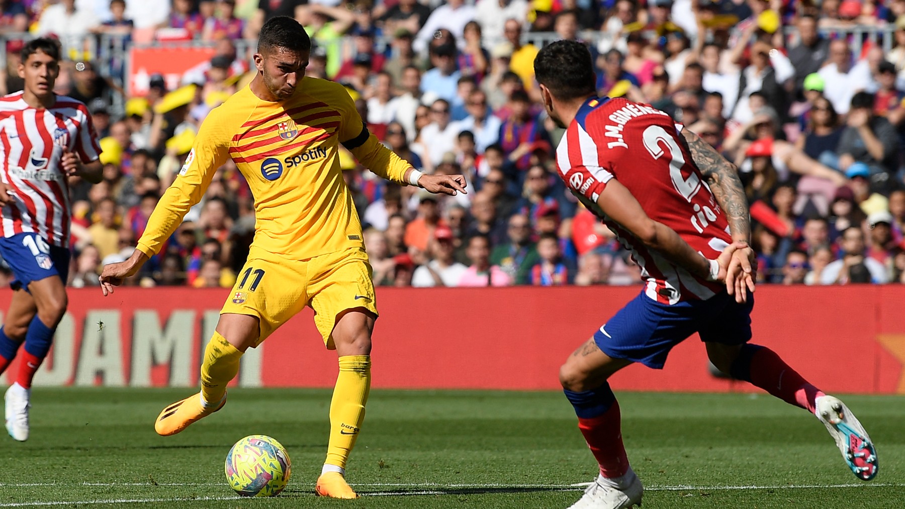 Ferran Torres an el disparo de su gol. (AFP)